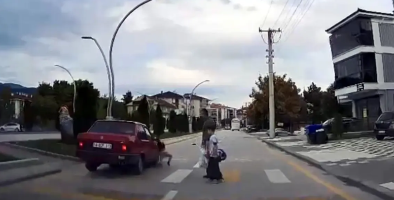 Piyada keçidində 4 yaşlı uşağı maşın vurdu - VİDEO