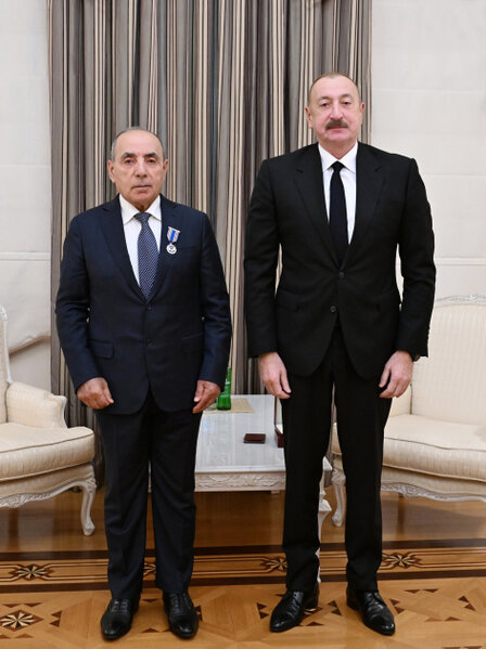 Prezidenti Yaqub Eyyubova "İstiqlal" ordenini təqdim etdi (YENİLƏNİB)