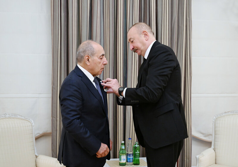 Prezidenti Yaqub Eyyubova "İstiqlal" ordenini təqdim etdi (YENİLƏNİB)