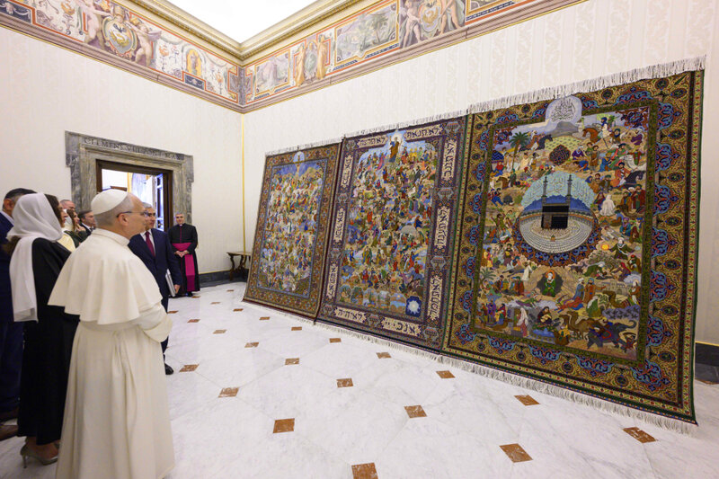 Mehriban Əliyevanın Roma Papası ilə görüşündə bu sənət əsəri təqdim olunub - Foto