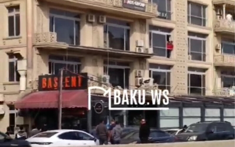 Binanın eyvanı uçdu, restoranın üstünə düşdü - Video