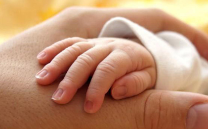 Bir yaşlı uşağı cərəyan vurub öldürdü