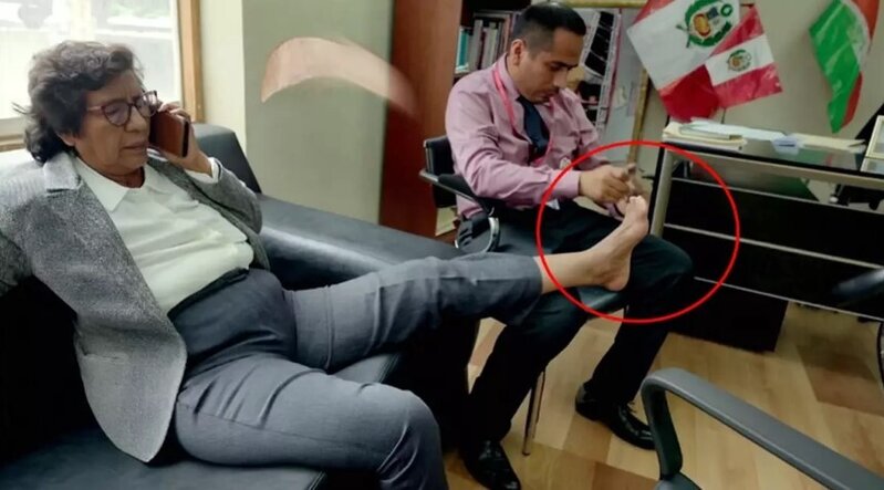 Deputat köməkçisinə ayaq dırnaqlarını kəsdirdi - FOTO