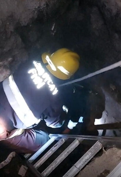 65 yaşlı kişi quyuya düşdü - Foto