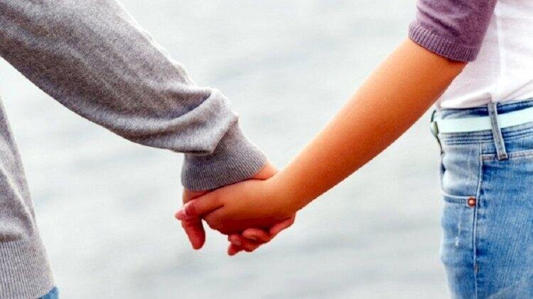 7 yaşından atalıq edən şəxsə qoşulub QAÇDI: anası ilə canlı efirdə belə üzləşdi - VİDEO