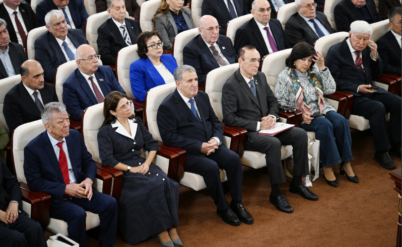 İlham Əliyev AMEA-nın 80 illik yubileyinə həsr olunmuş yığıncaqda çıxış edib