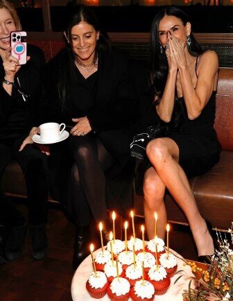 Kim deyər 63 yaşındadır? Məşhur ulduz qalada göz qamaşdırdı - FOTO