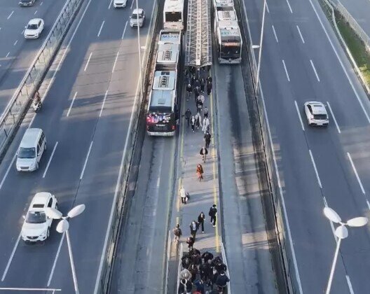 Fiziki qüsurlu kişini avtobus vurdu - VİDEO