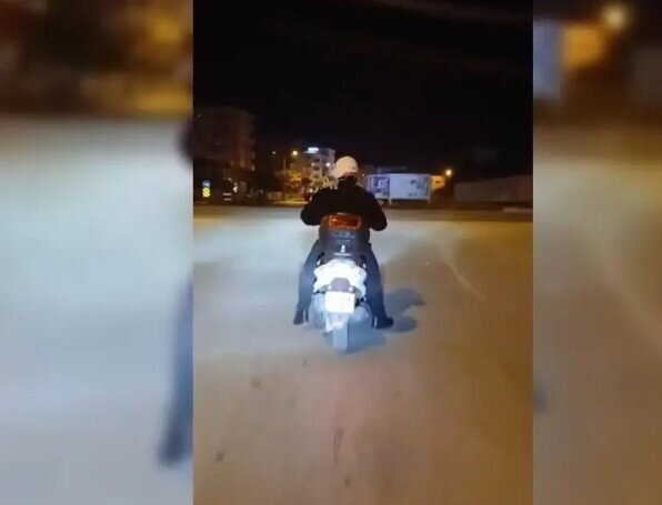 Heyvansevər motosiklet sürücüsü - VİDEO