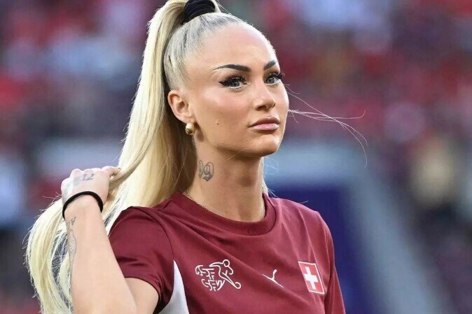 Məşhur futbolçunun evini soydular - FOTO