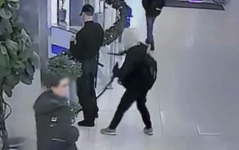 16 yaşlı azərbaycanlı Moskvada 3 nəfəri bıçaqlayıb? - Video