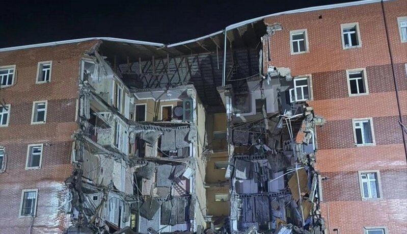 Azərbaycanda binanın blokunun uçma anı (VİDEO)