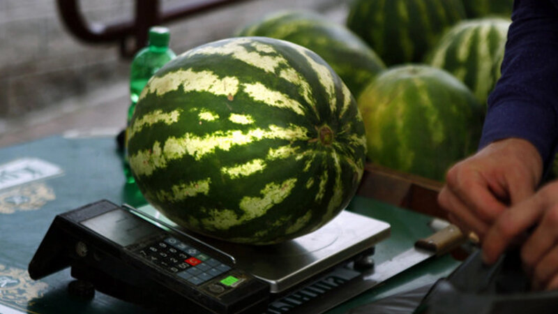 Qarpız almağa getdi, satıcının "iPhone 16 Pro" telefonunu oğurladı