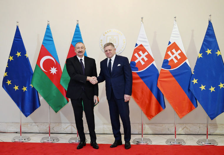 İlham Əliyevin Slovakiyanın baş naziri ilə təkbətək görüşü olub