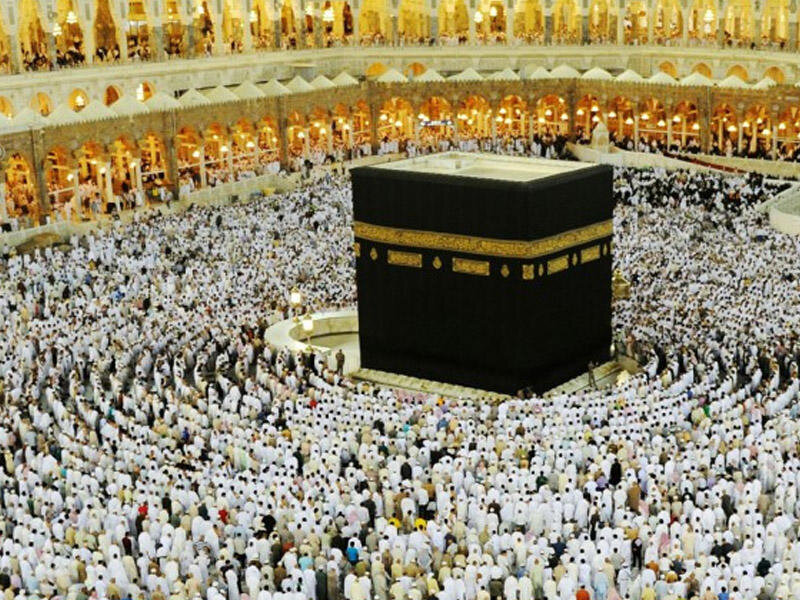 Məkkədə ziyarətdə kişinin hərəkəti tənqid olundu - VİDEO