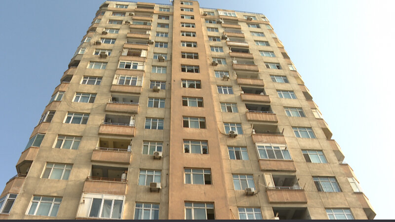 Yanğın baş verən binanın sakinlərinə kompensasiya verilib? (VİDEO)