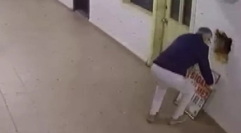 Lövhəni endirdi, sərvəti götürdü: ağlasığmaz oğurluq - VİDEO