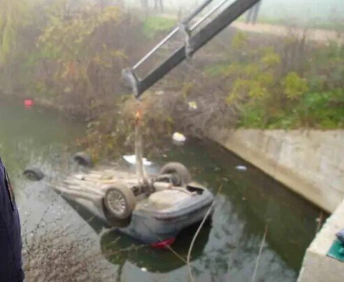 Qəzada ölən dostlarını avtomobildə qoyub qaçdılar