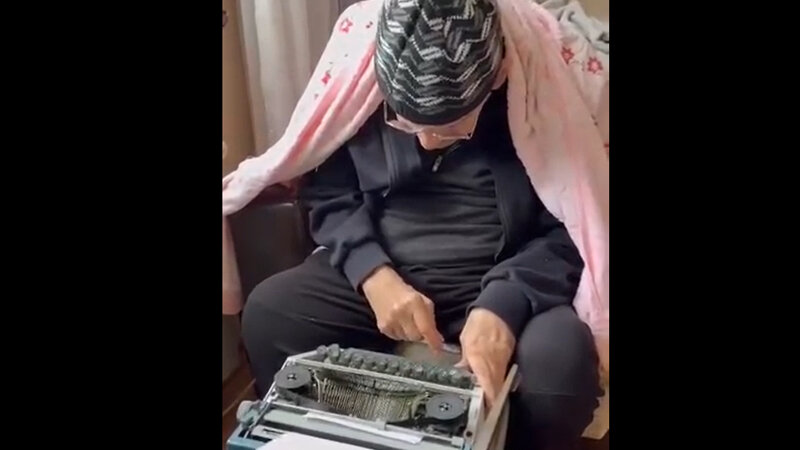94 yaşlı şairin makina videosu: o, nə yazırmış
