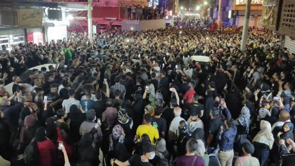 İranda etirazçılar 2 şəhərdə nəzarəti ələ keçirdi - VİDEO