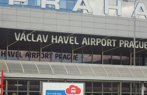 AZAL təyyarəsindəki İNSİDENTİN TƏFƏRRÜATI: "Praqa aeroportunda sərnişin agentə hücum etdi"