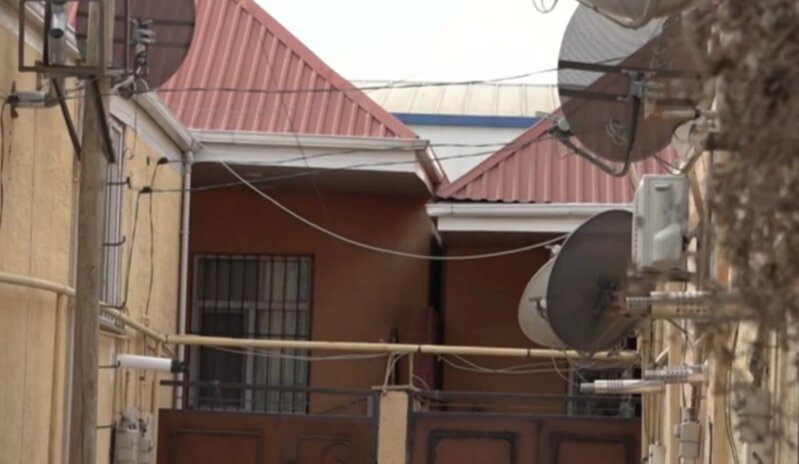 Bir-birinə yapışan evlər: Xırdalanda xaotik vəziyyət (VİDEO)