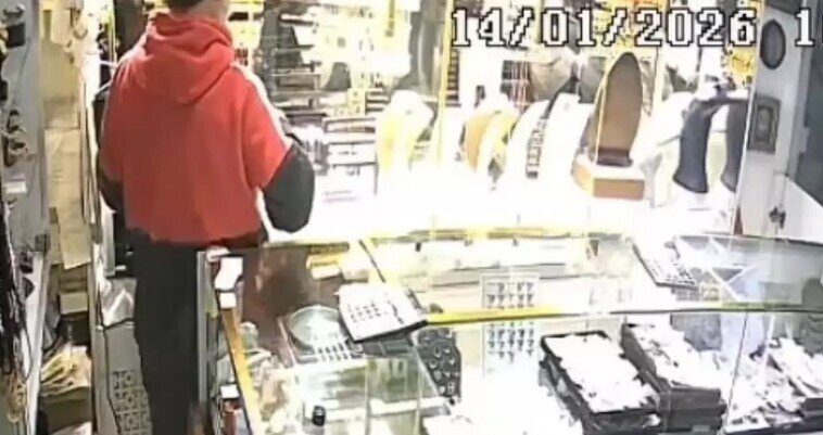 Zərgərlik mağazasından külli miqdarda qızıl oğurlayıb qaçdı - VİDEO