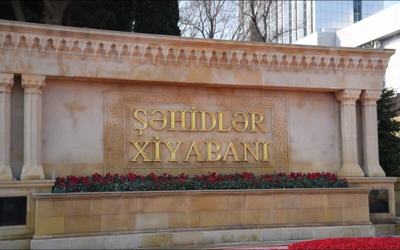 Baş nazir və spiker Şəhidlər xiyabanını ziyarət ediblər