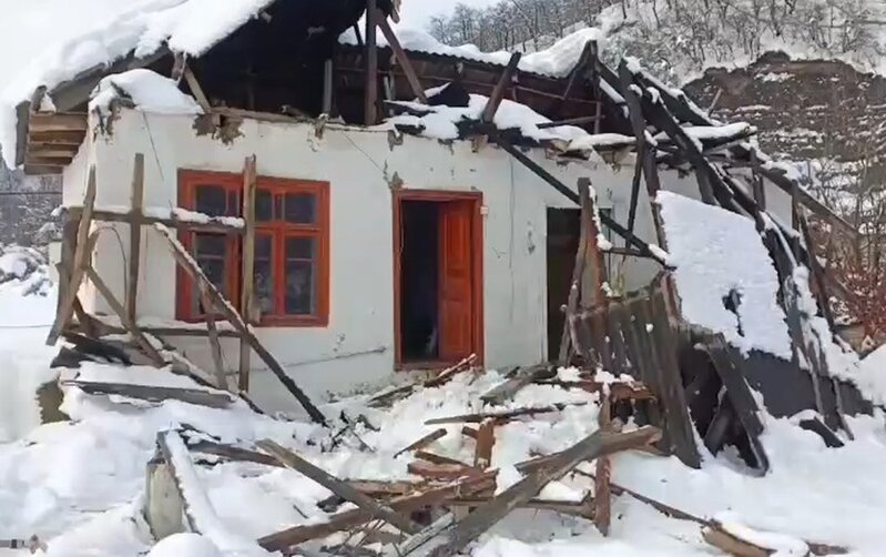 Güclü qar Lerikdə bir ailəni evsiz qoydu - Video