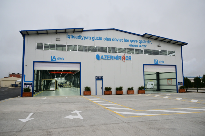 İlham Əliyev Sumqayıt Sənaye Parkında güzgü vərəqələrin istehsalı zavodunun açılışında iştirak edib