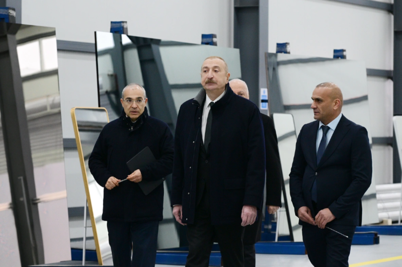 İlham Əliyev Sumqayıt Sənaye Parkında güzgü vərəqələrin istehsalı zavodunun açılışında iştirak edib