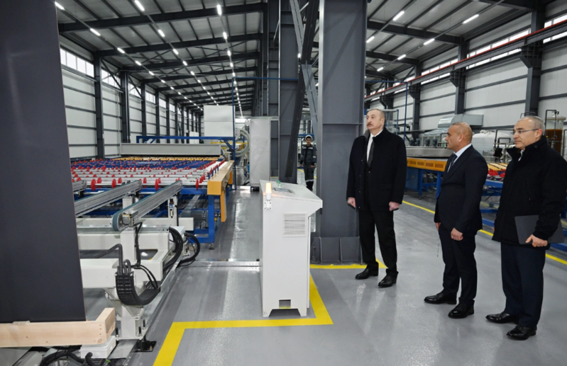 İlham Əliyev Sumqayıt Sənaye Parkında güzgü vərəqələrin istehsalı zavodunun açılışında iştirak edib