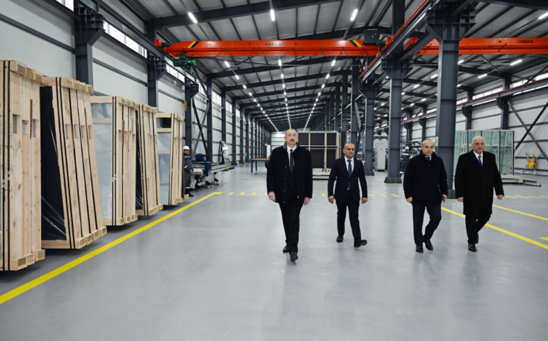 İlham Əliyev Sumqayıt Sənaye Parkında güzgü vərəqələrin istehsalı zavodunun açılışında iştirak edib