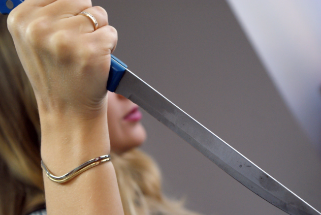 Atasını bıçaqlamaqda şübhəli bilinən 16 yaşlı qız saxlanıldı