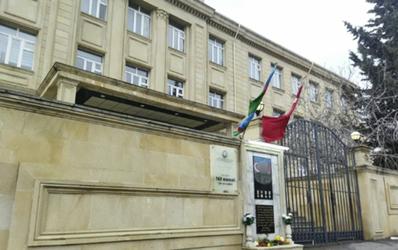 10-cu sinif şagirdi məktəb pəncərəsindən yıxıldı - Vəziyyəti ağırdır - Yenilənib