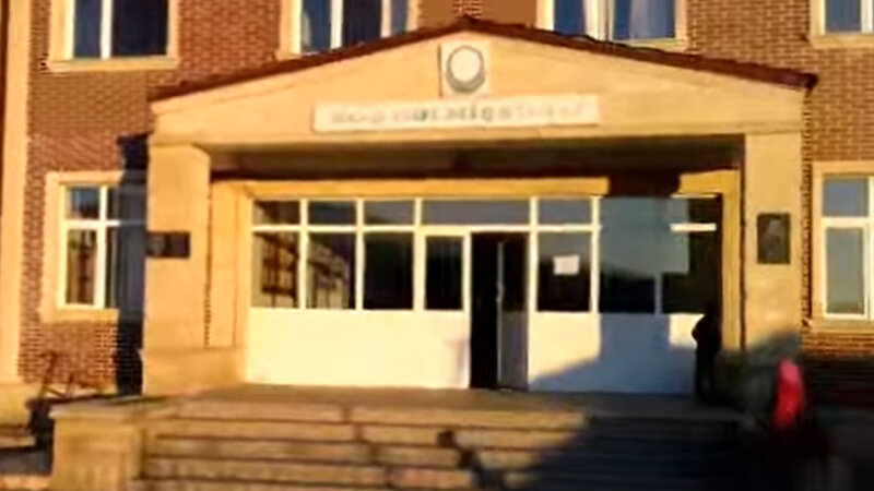 Direktorun kabinetini dağıdan müəllim cərimələndi