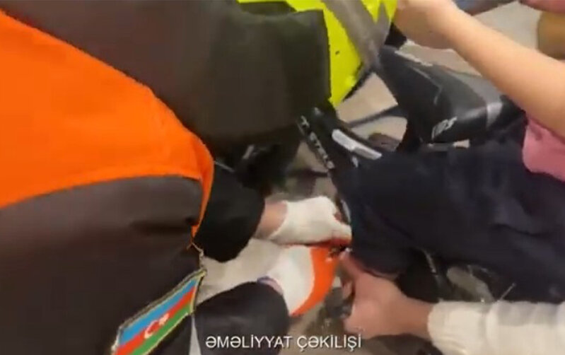 4 yaşlı uşağın ayağı velosipedin pedalına ilişdi - Video