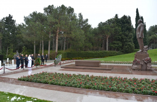 Ərəb Parlamentinin prezidenti Fəxri xiyabanı və Zəfər parkını ziyarət edib