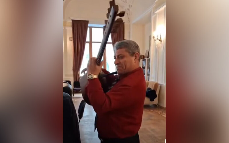 Telli Borçalının qardaşı tədbirdə saz çalandan sonra ölübmüş - Video