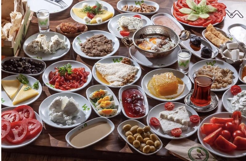 Səhər yeməyi zamanı tez-tez edilən bu səhvlər sağlamlığa mənfi təsirini göstərir