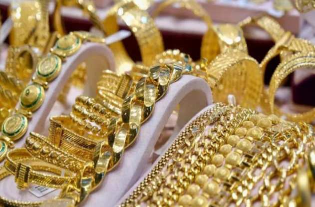 Bakıda QƏRİBƏ OLAY: Rəfiqəsi ilə nahar edəndən sonra qızıllarını oğurladı