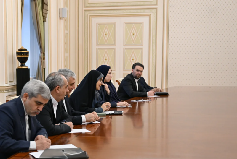 İlham Əliyev İranın yol və şəhərsalma nazirinin başçılıq etdiyi nümayəndə heyətini qəbul edib