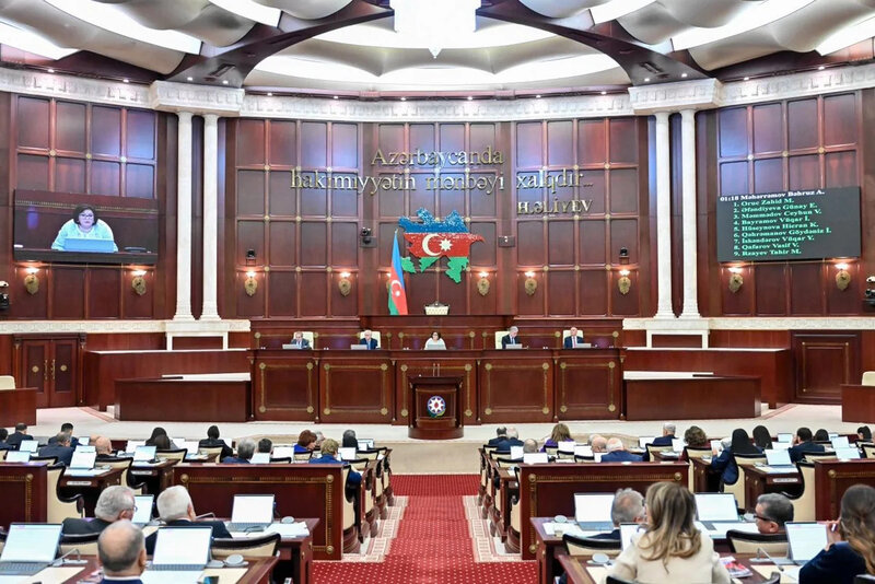 Milli Məclisin plenar iclası başlayıb, gündəlikdə 10 məsələ var