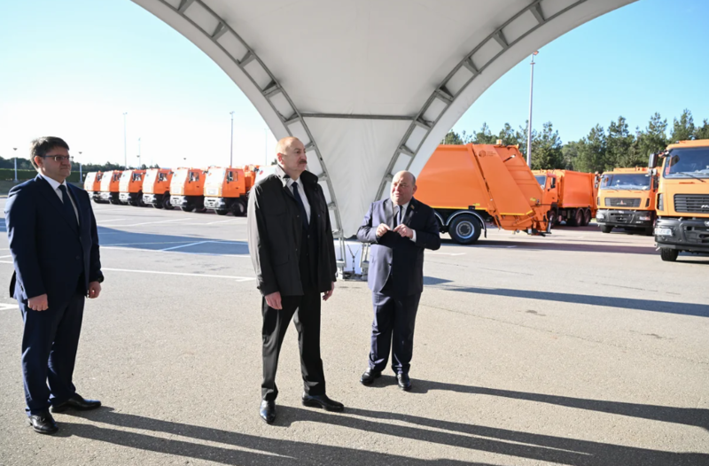 Prezident İlham Əliyev Bakıda məişət tullantıları daşıyan texnikalarla tanış olub