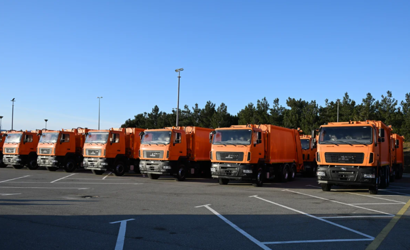 Prezident İlham Əliyev Bakıda məişət tullantıları daşıyan texnikalarla tanış olub