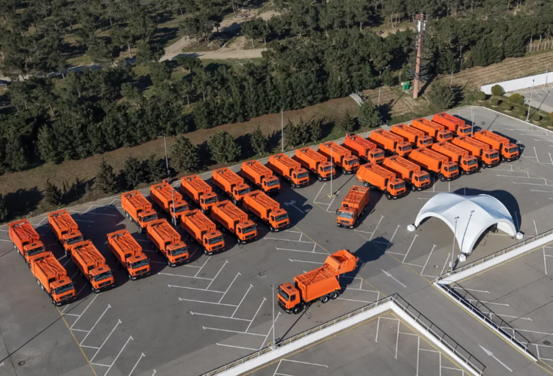 Prezident İlham Əliyev Bakıda məişət tullantıları daşıyan texnikalarla tanış olub