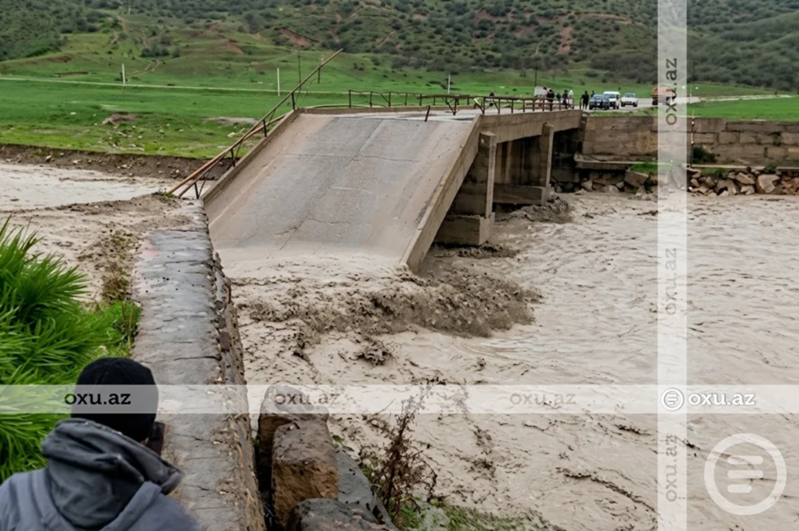 Güclü sel Siyəzəndə körpünü uçurdu