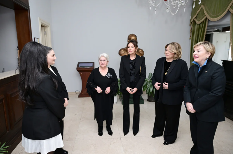 Mehriban Əliyeva Tbilisidə Mirzə Fətəli Axundzadə adına Azərbaycan Mədəniyyəti Muzeyi ilə tanış olub - FOTO