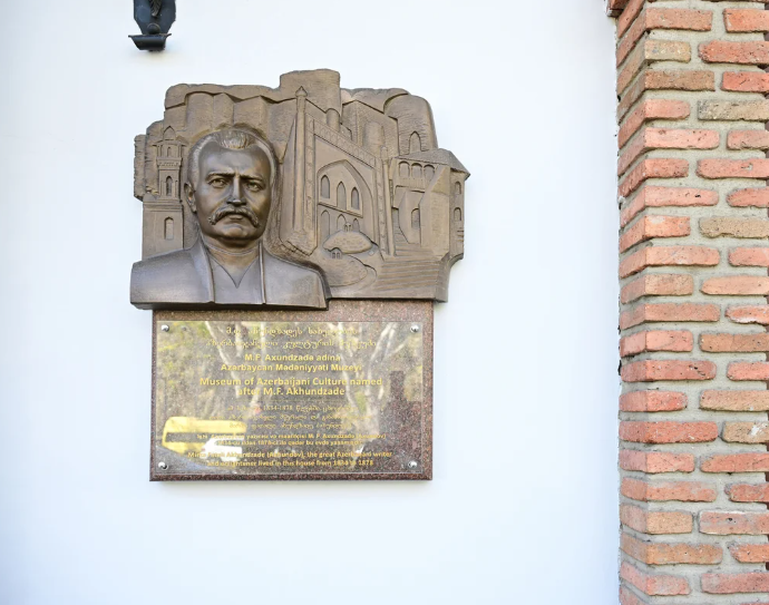 Mehriban Əliyeva Tbilisidə Mirzə Fətəli Axundzadə adına Azərbaycan Mədəniyyəti Muzeyi ilə tanış olub - FOTO