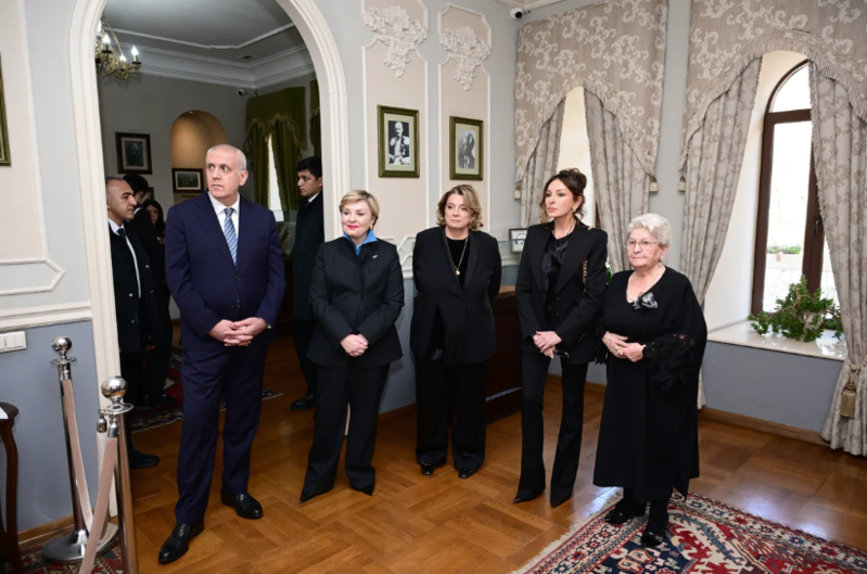 Mehriban Əliyeva Tbilisidə Mirzə Fətəli Axundzadə adına Azərbaycan Mədəniyyəti Muzeyi ilə tanış olub - FOTO